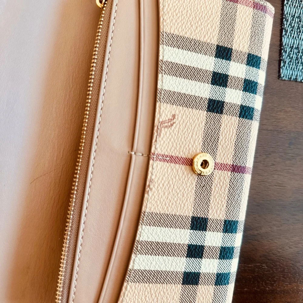 Burberry wallet 💯 authentic - Picture 5 of 9